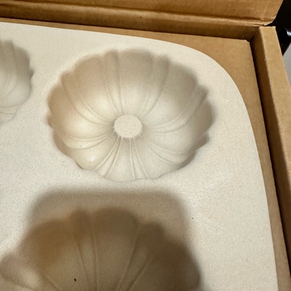 NIB never used Pampered Chef Mini Fluted Stoneware Pan, makes 6 mini Bundt cakes - Picture 3 of 5